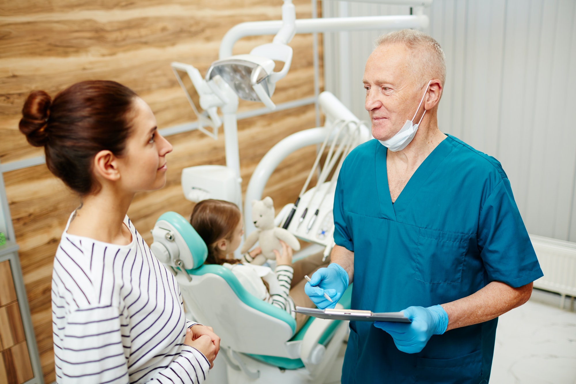 You are currently viewing What Is the Difference Between a Dentist and an Orthodontist in Dubai?